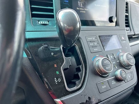 Used 2016 Toyota Sienna SE FWD image 25