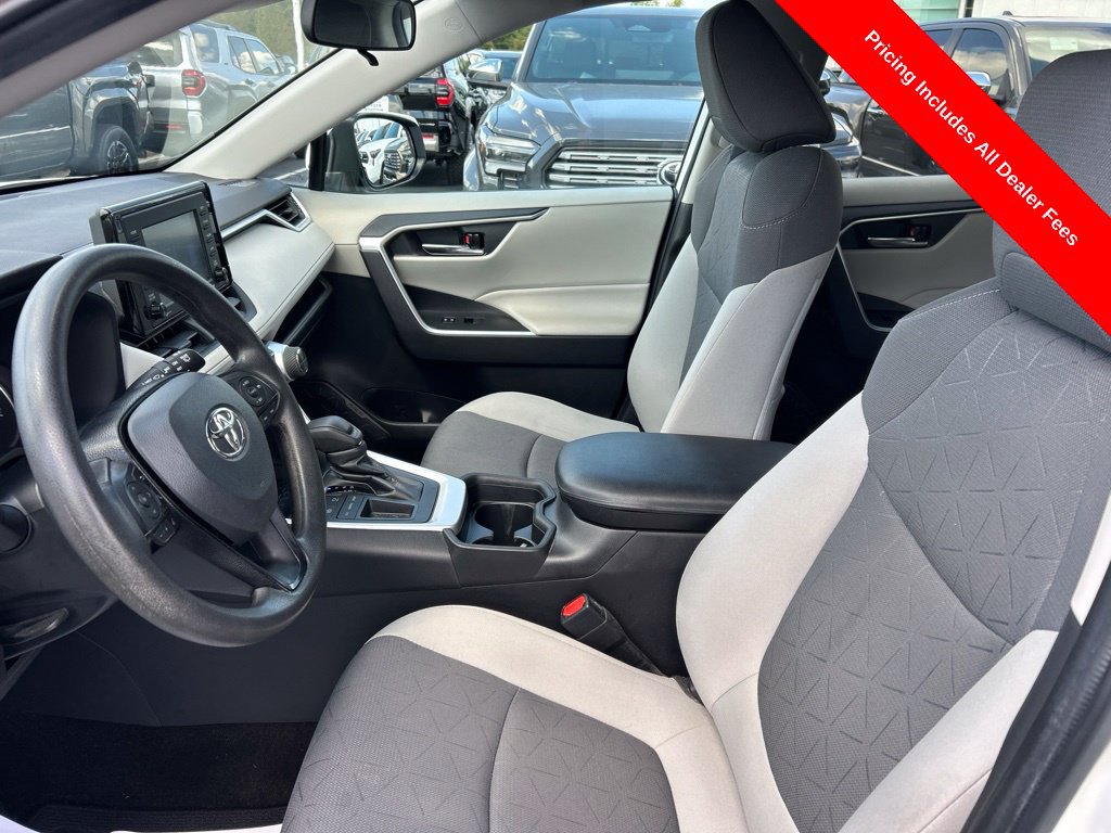 Used 2021 Toyota RAV4 XLE w/ Convenience Package FWD image 2