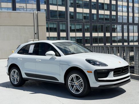 Certified 2026 Porsche Macan AWD/4WD image 9
