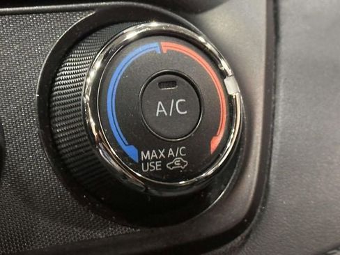 Used 2017 Toyota RAV4 LE AWD/4WD image 31