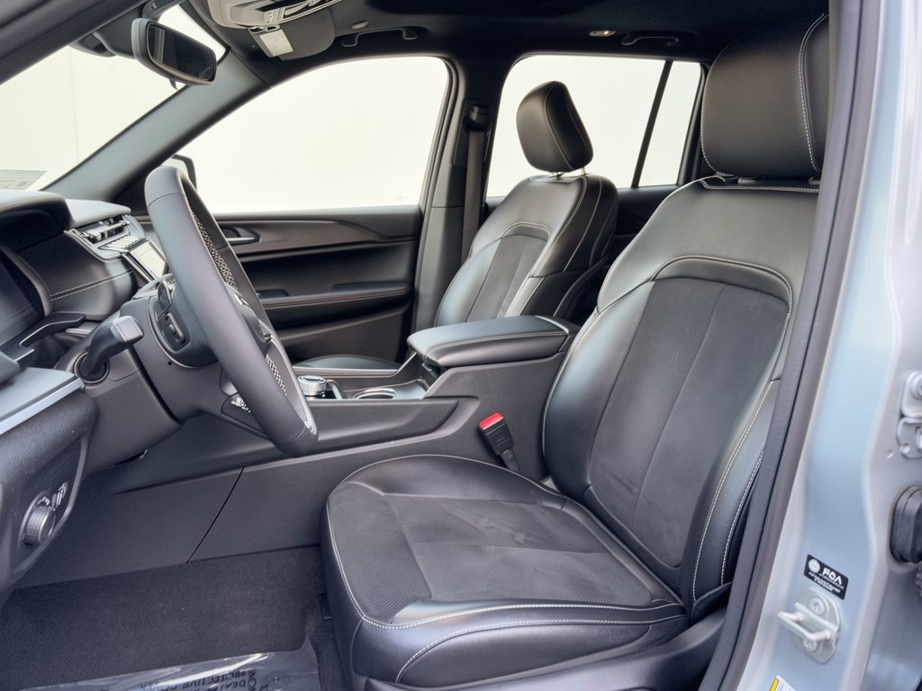 Used 2024 Jeep Grand Cherokee Altitude AWD/4WD image 5