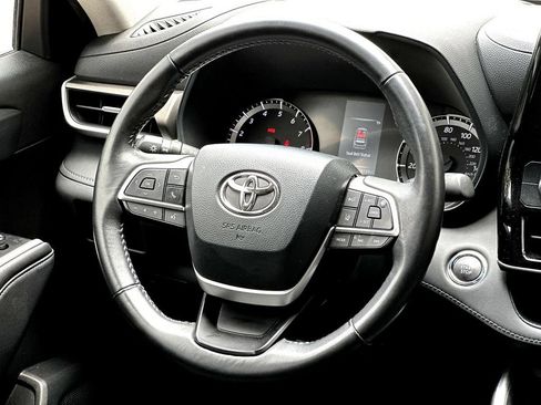 Used 2022 Toyota Highlander LE AWD/4WD image 29