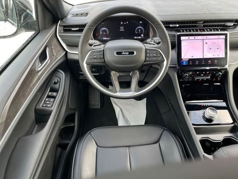 New 2025 Jeep Grand Cherokee Limited w/ Luxury Tech Group II image 10