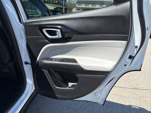 Used 2025 Jeep Compass Limited image 25