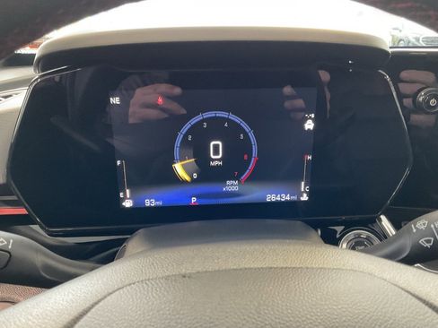 Used 2025 Chevrolet Trax RS w/ Sunroof Package image 14