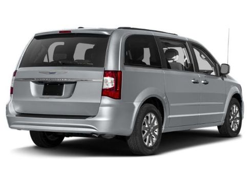 Used 2015 Chrysler Town & Country Touring image 5