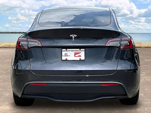 Used 2024 Tesla Model Y Long Range RWD image 5