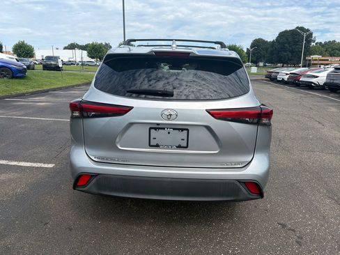 Used 2020 Toyota Highlander XLE AWD/4WD image 4