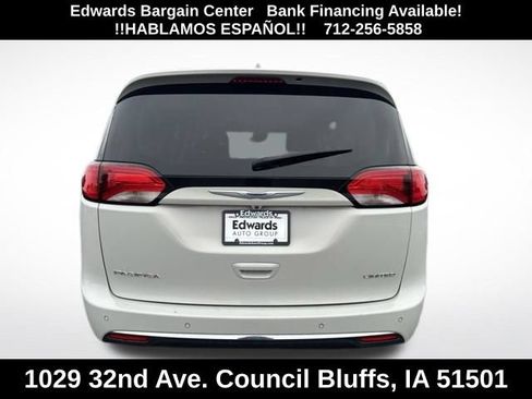 Used 2020 Chrysler Pacifica Limited w/ Tire & Wheel Group FWD image 6