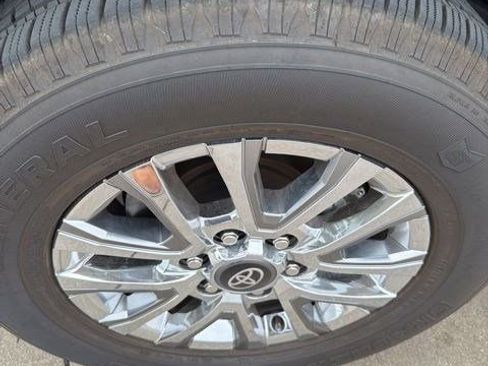 Used 2024 Toyota Tacoma Limited w/ Limited Package (LT) image 5