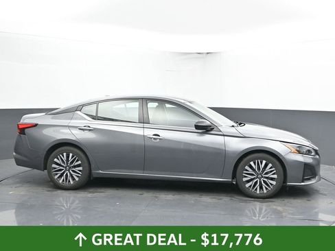 Used 2024 Nissan Altima 2.5 SV image 13