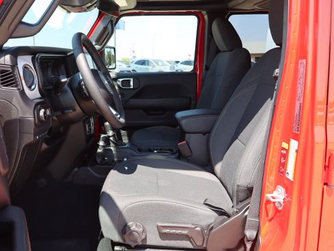 Used 2025 Jeep Wrangler Unlimited Sahara w/ Safety Group AWD/4WD image 9