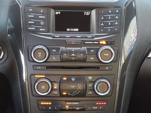 Used 2017 Ford Explorer XLT image 6