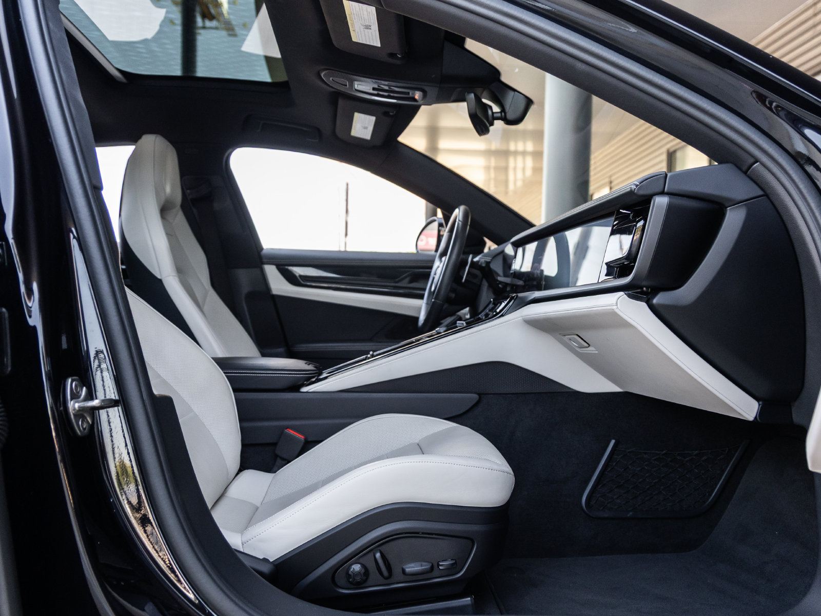 Certified 2024 Porsche Panamera RWD image 43
