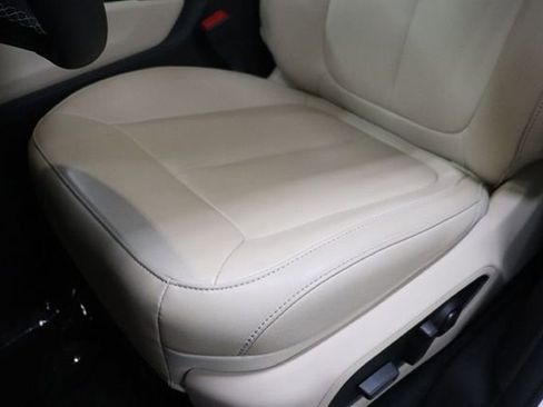 Used 2025 Jeep Grand Cherokee Limited RWD image 12