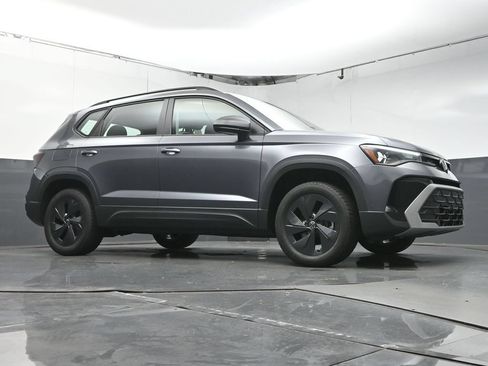 Used 2025 Volkswagen Taos SE FWD image 33