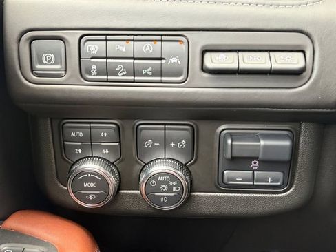 Certified 2024 GMC Yukon XL Denali Ultimate AWD/4WD image 5