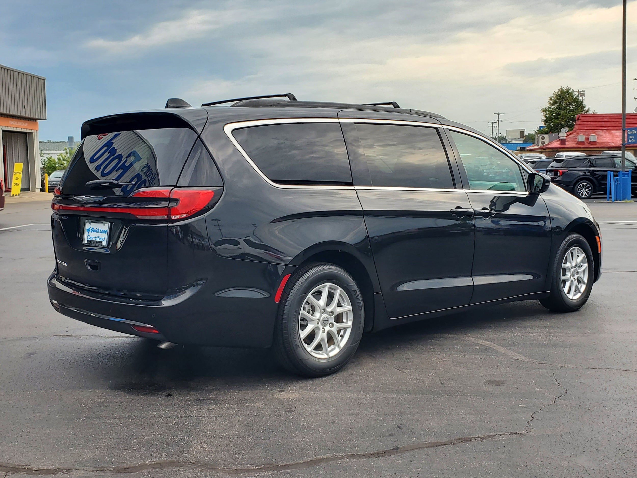 Used 2022 Chrysler Pacifica Touring-L FWD image 4