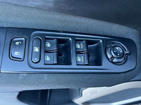 Used 2016 Jeep Renegade Latitude w/ Popular Equipment Group image 9