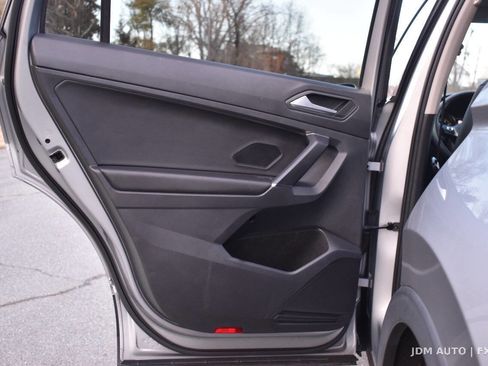 Used 2020 Volkswagen Tiguan SE w/ Panoramic Sunroof Package image 10