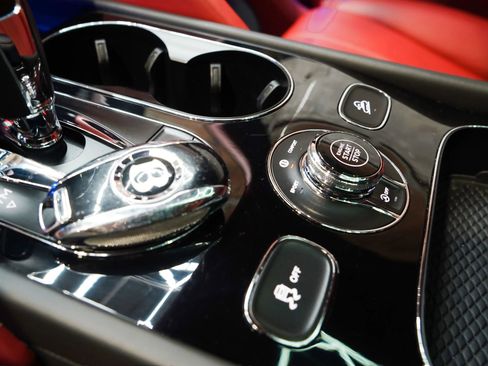 Used 2022 Bentley Bentayga AWD/4WD image 68