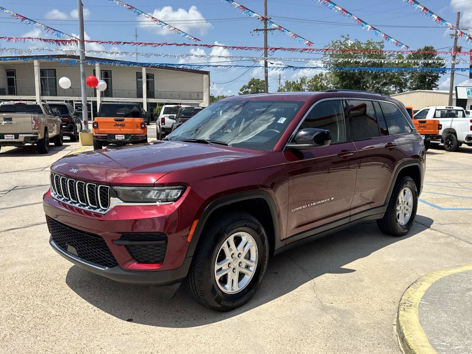 Used 2024 Jeep Grand Cherokee Laredo RWD image 3