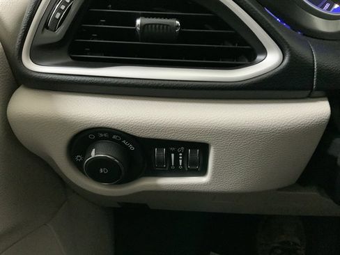 Used 2023 Chrysler Pacifica Touring-L image 28