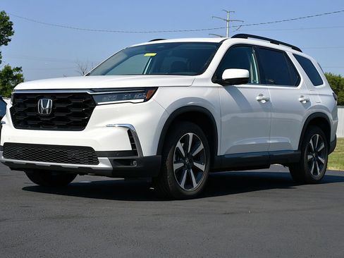 Used 2025 Honda Pilot Touring image 3