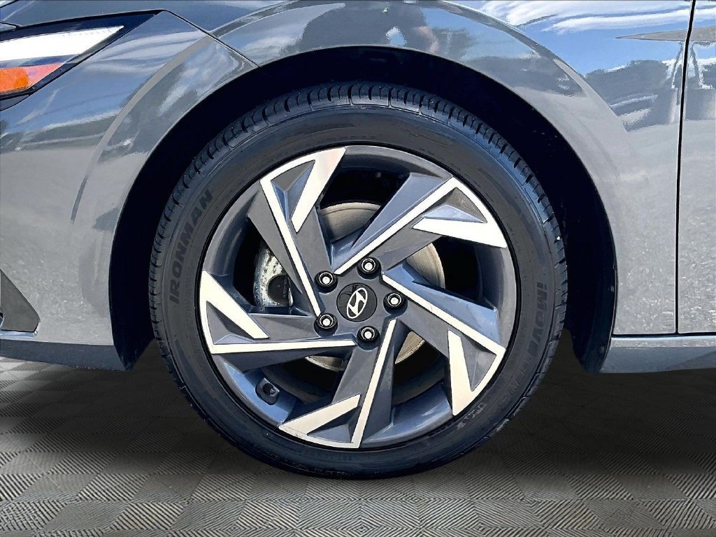 Used 2026 Hyundai Elantra Limited FWD image 7
