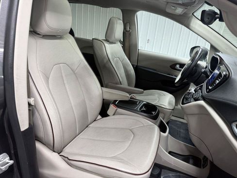 Used 2017 Chrysler Pacifica Limited FWD image 43