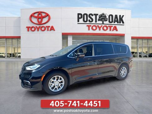 Used 2025 Chrysler Pacifica Select FWD image 2
