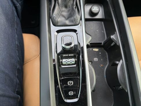 Used 2020 Volvo XC60 T5 Momentum image 21