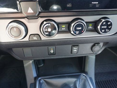 Used 2017 Toyota Tacoma TRD Sport w/ Tow Package image 11