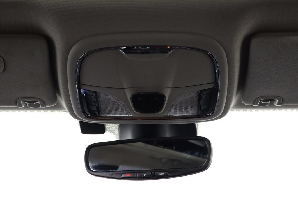 Used 2019 Jeep Cherokee Overland w/ Technology Group AWD/4WD image 25