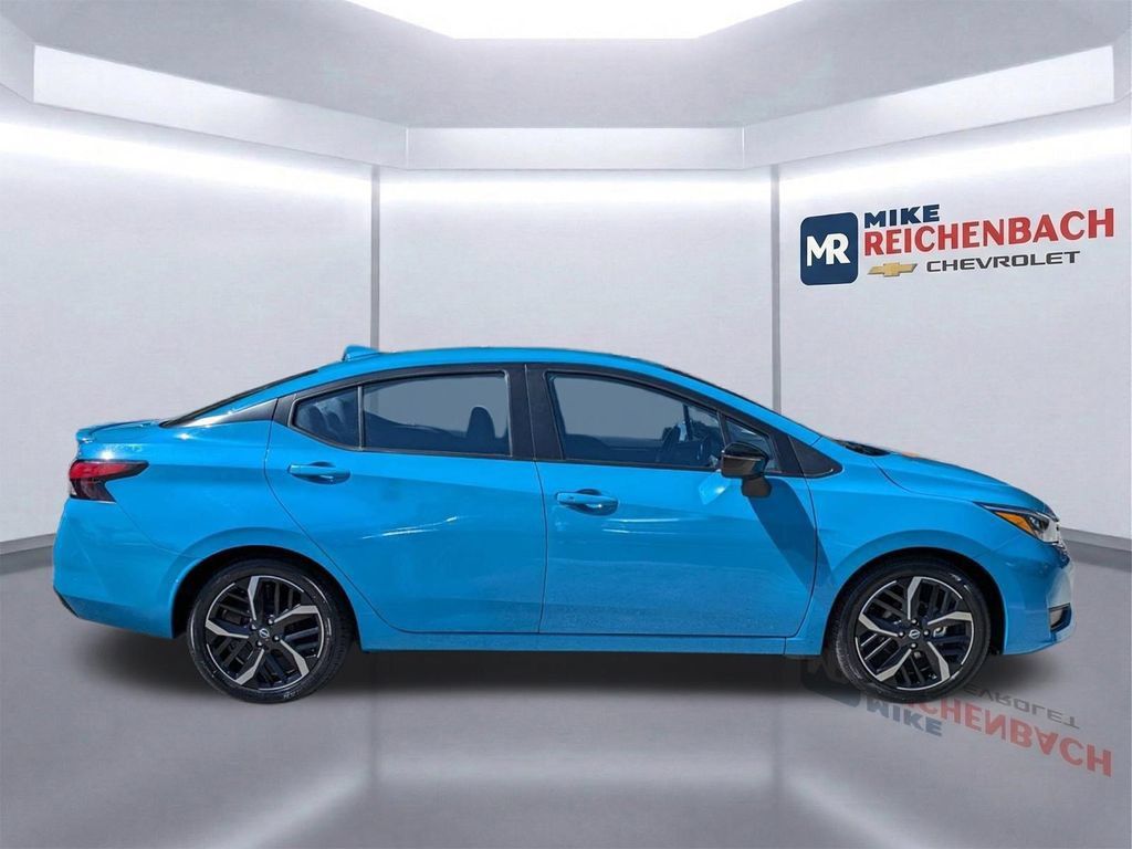 Used 2025 Nissan Versa SR FWD image 3