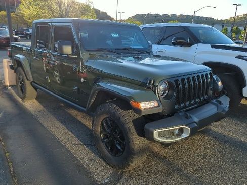 Used 2023 Jeep Gladiator Sport AWD/4WD image 2