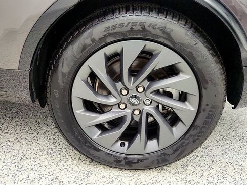 Used 2024 Land Rover Discovery Dynamic SE image 9