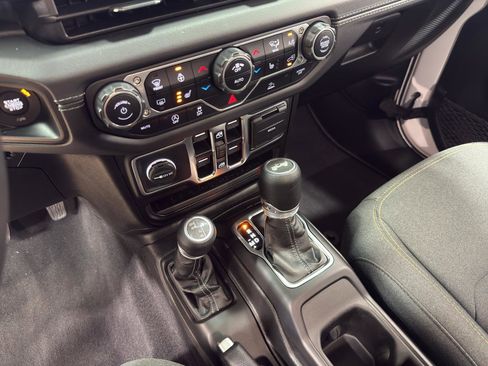 Used 2025 Jeep Wrangler Unlimited Sahara AWD/4WD image 24