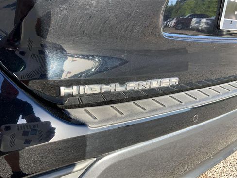 Used 2022 Toyota Highlander Limited FWD image 29
