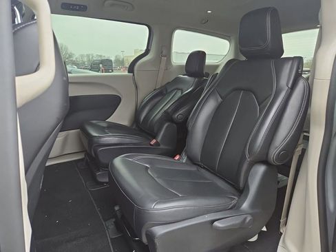 Used 2023 Chrysler Pacifica Touring-L image 11