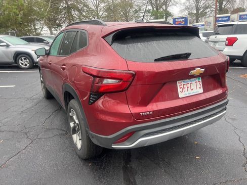 Used 2025 Chevrolet Trax LT w/ LT Convenience Package image 7