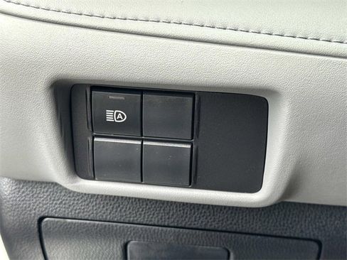 Used 2022 Toyota Highlander L image 18