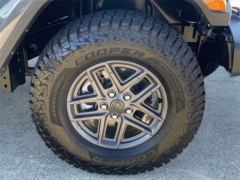 Used 2024 Jeep Gladiator Sport image 24