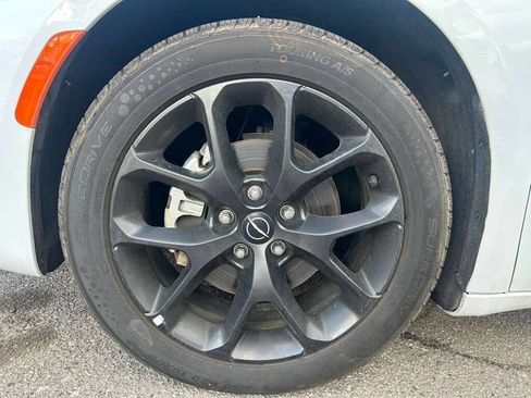 Used 2025 Chrysler Pacifica Limited FWD image 9