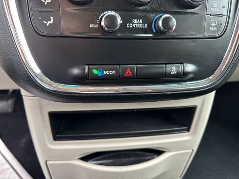 Used 2017 Dodge Grand Caravan SE w/ UConnect Hands-Free Group FWD image 27