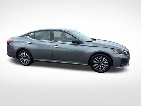 Used 2024 Nissan Altima 2.5 SV FWD image 6