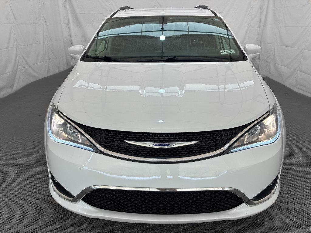 Used 2020 Chrysler Pacifica Touring-L FWD image 2