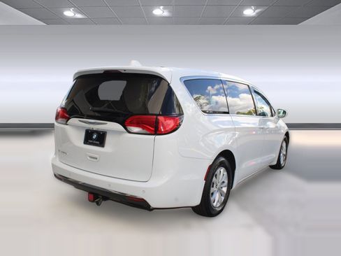 Used 2018 Chrysler Pacifica Touring Plus image 9
