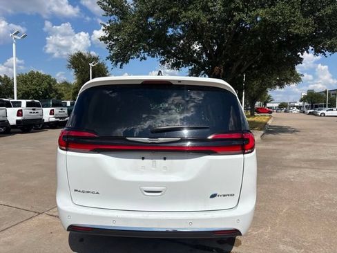 Used 2024 Chrysler Pacifica Limited FWD image 6
