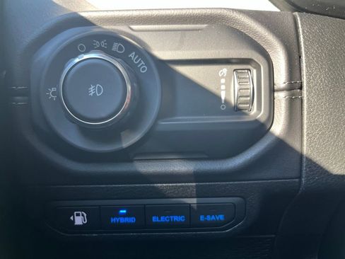 Used 2025 Jeep Wrangler Unlimited Sahara w/ Safety Group image 23